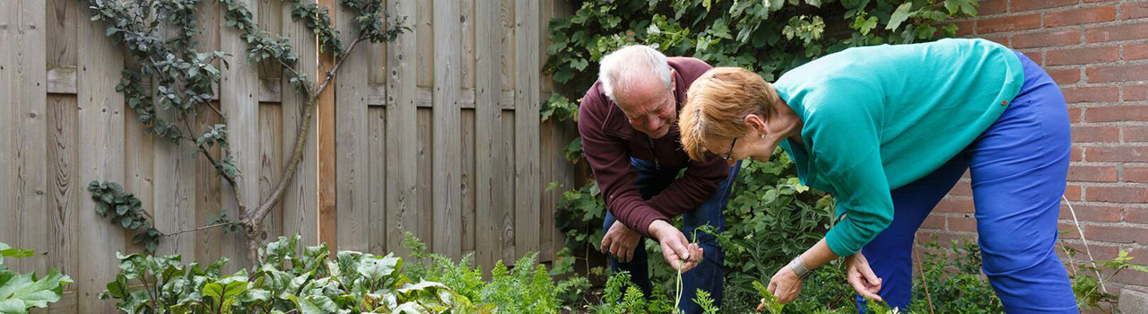  Ouder echtpaar aan het tuinieren