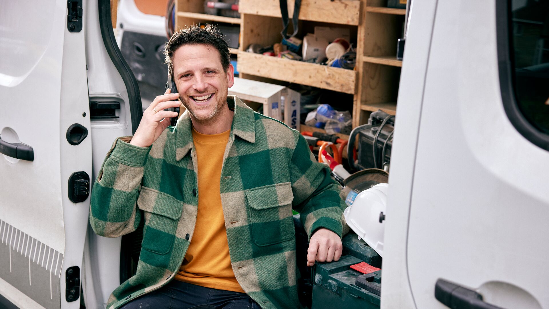 Bouwvakkers plaatsen balken op kar