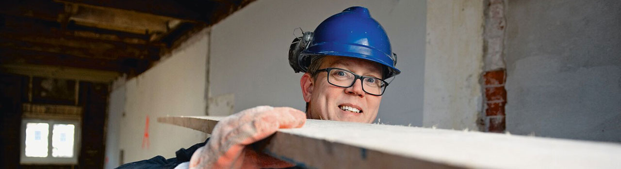 Bouwvakker werkt aan dak renovatie