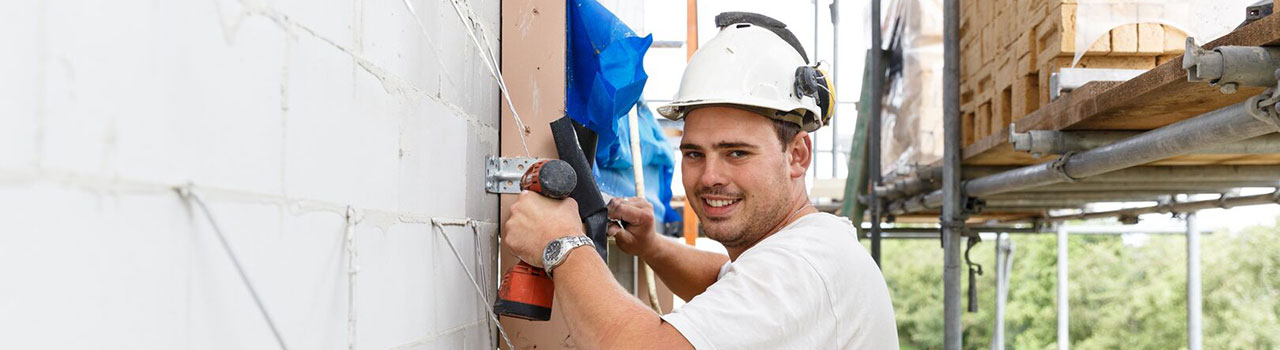  Bouwvakker aan het werk met schroefmachine