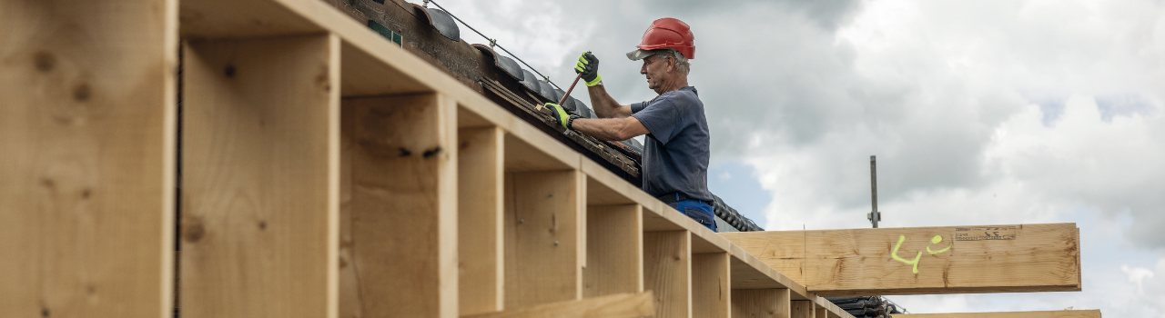 Bouwvakker werkt aan dak renovatie