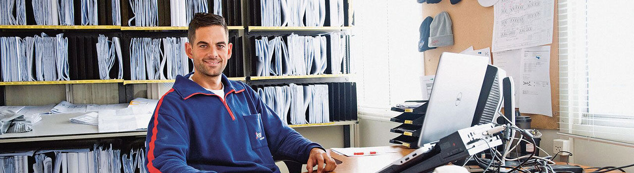  Man achter bureau aan het werk op laptop