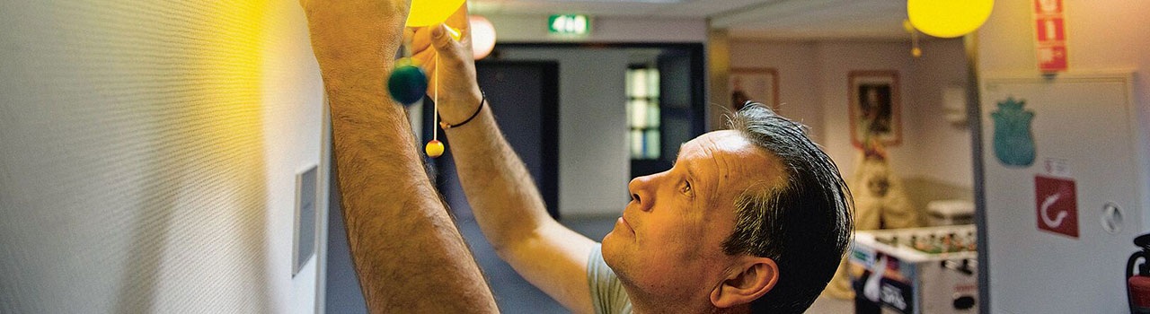 Man vervangt lamp in de gang