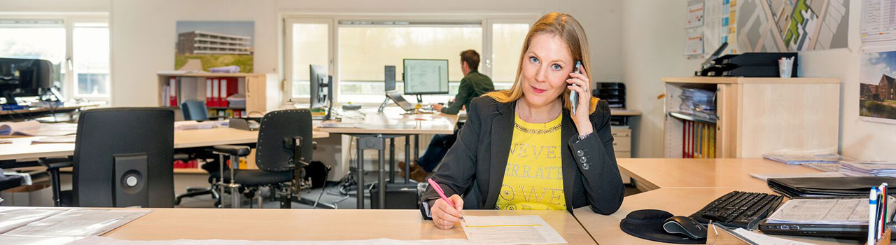  Vrouw zit aan bureau te bellen
