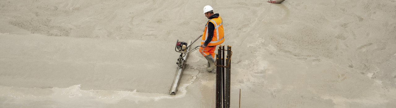 Bouwvakker strijkt cement glad