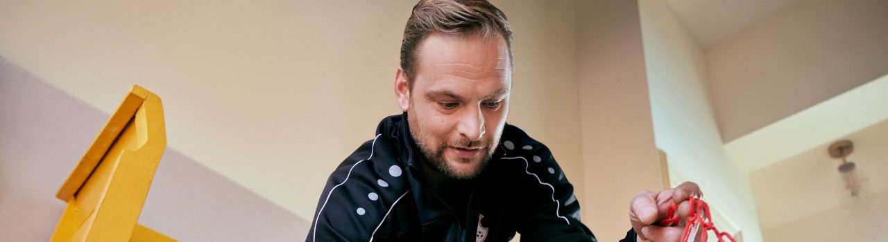 Man met voetbalnet
