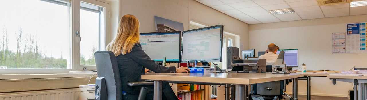Vrouw zit aan bureau