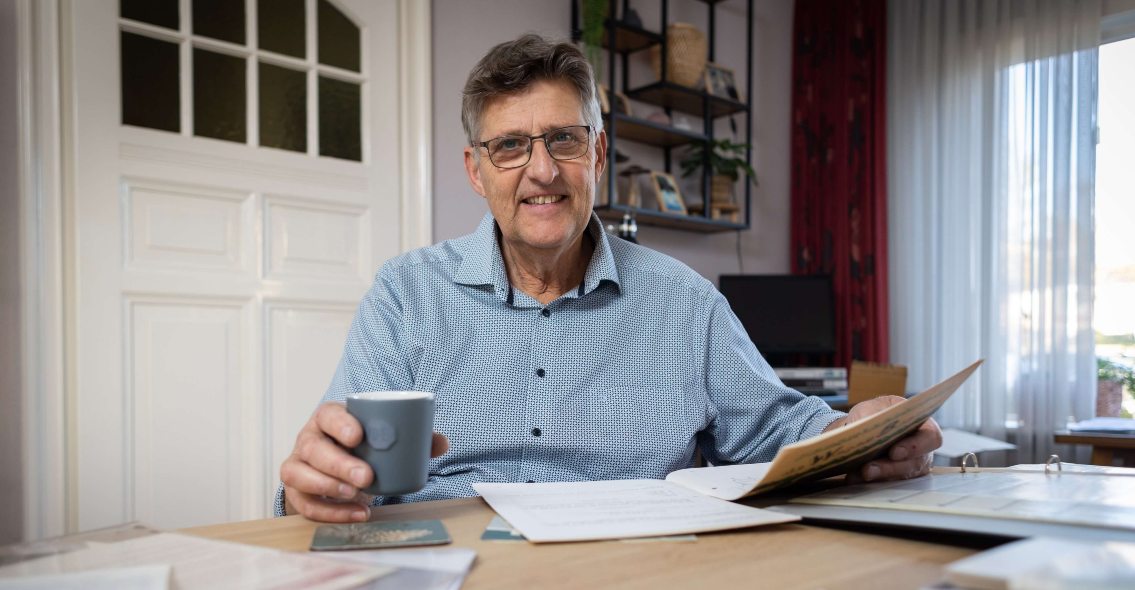 Ed Rus aan tafel met documenten