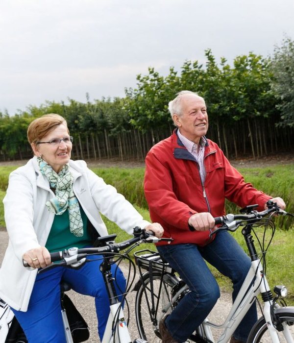 Ouder echtpaar aan het fietsen