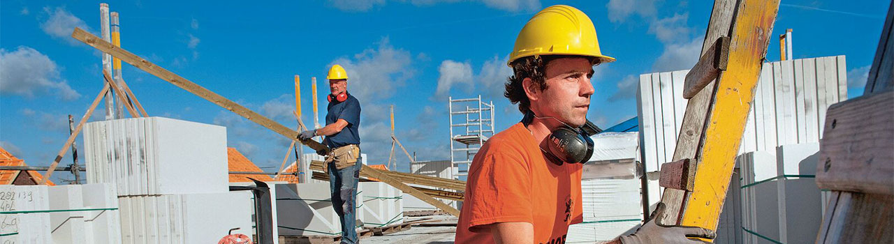 Twee bouwvakkers aan het werk op het dak