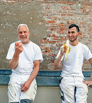 Twee schilders lunchen met fruit